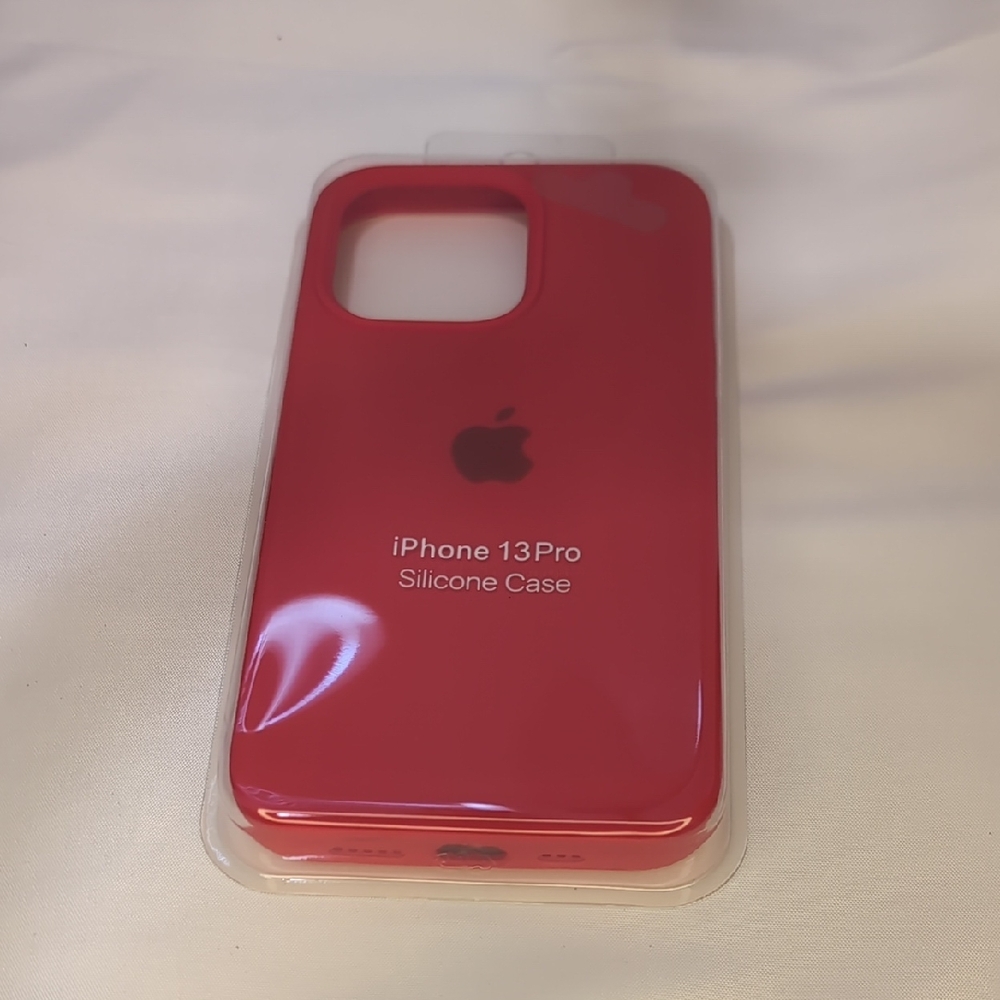 Apple iPhone 13 Pro Silicone Case - Vibrant Red